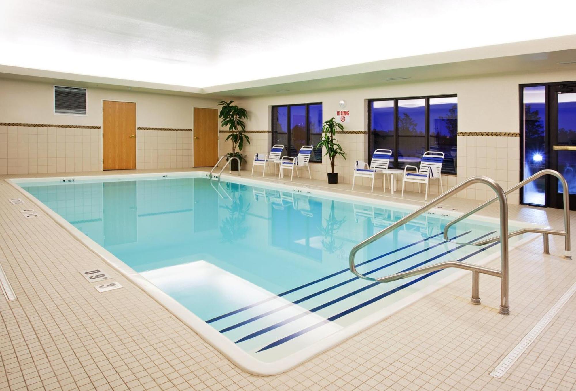 Holiday Inn Express Hotel & Suites Detroit-Utica By Ihg Kültér fotó