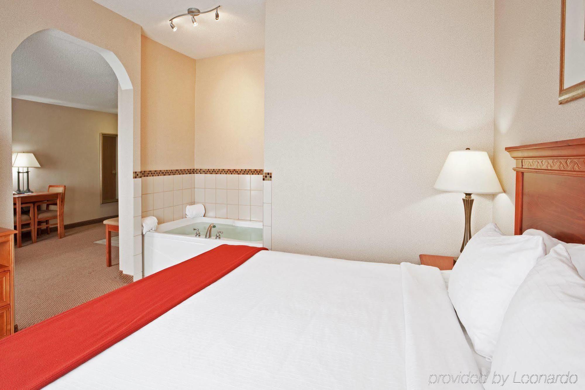 Holiday Inn Express Hotel & Suites Detroit-Utica By Ihg Szoba fotó